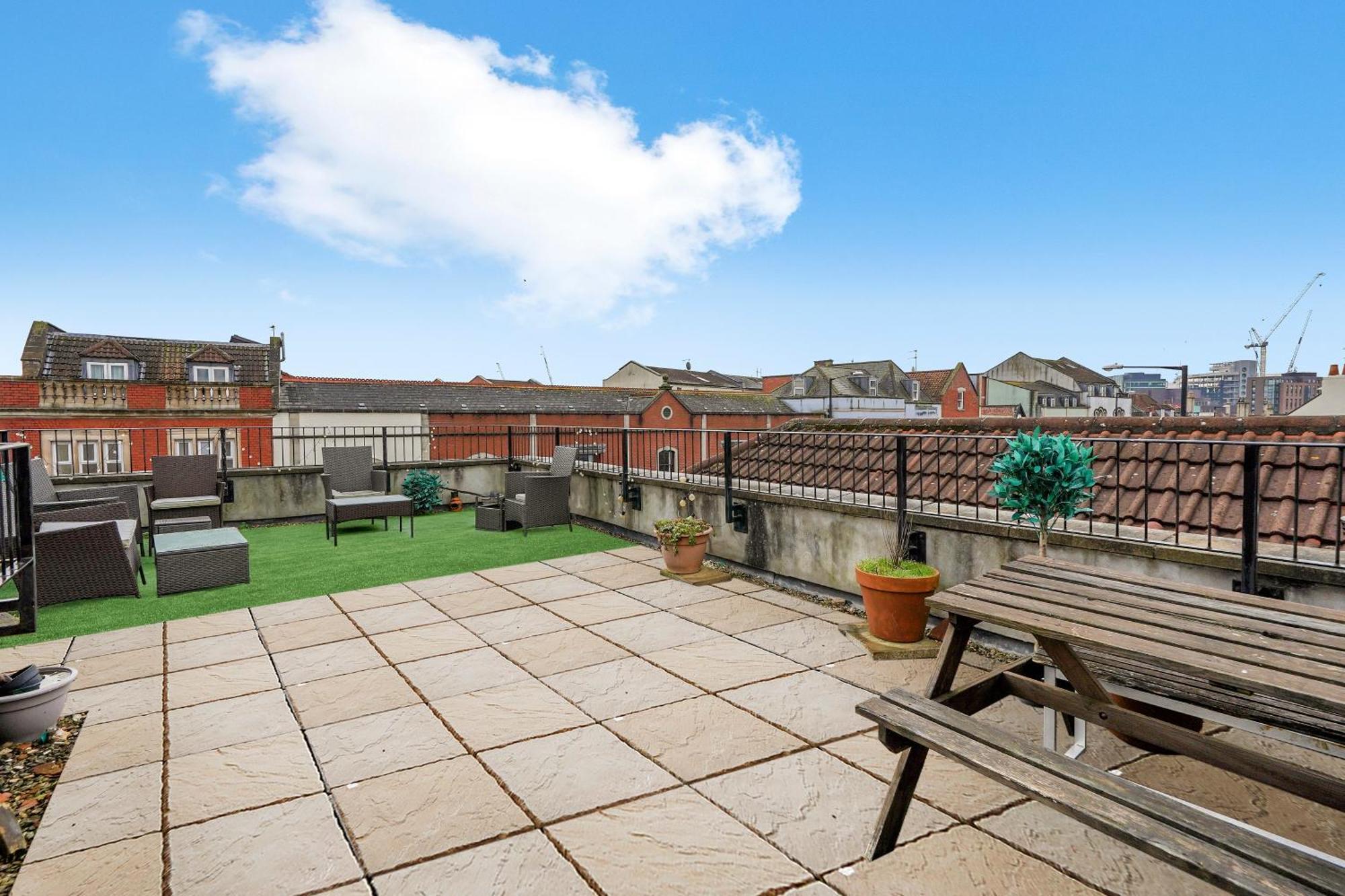 Beautiful Duplex With Private Rooftop - Sleeps 6 Apartment *