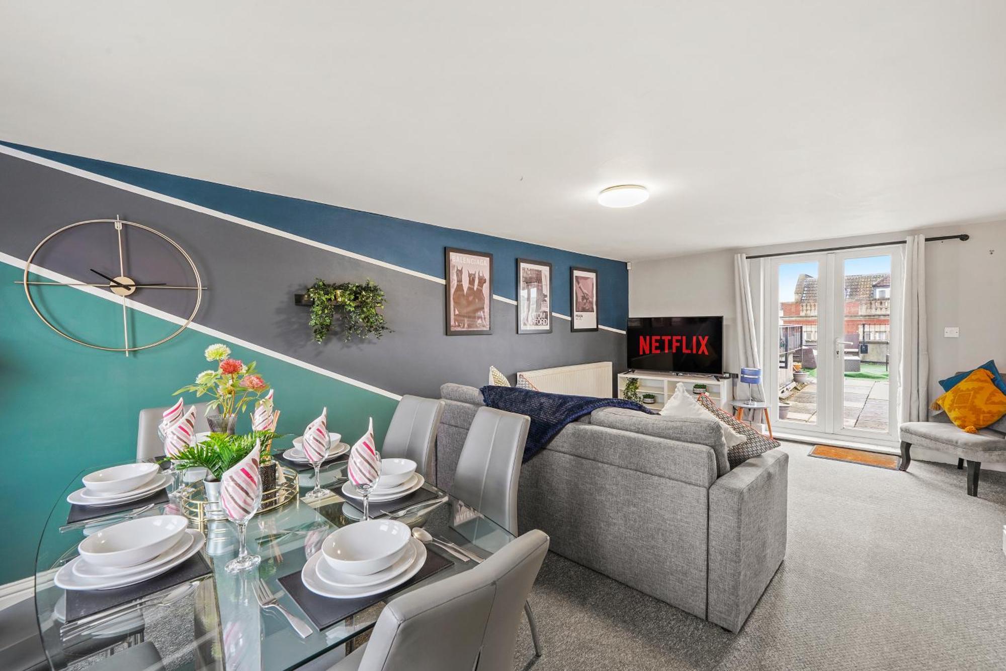 Beautiful Duplex With Private Rooftop - Sleeps 6 Apartment